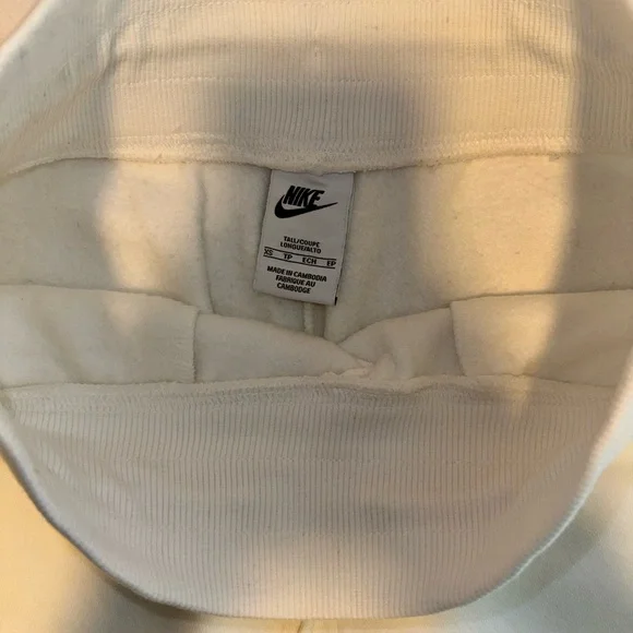 Nike Women’s Sportswear Phoenix Fleece High-Waisted Wide-Leg Sweatpants - Picture 5 of 7